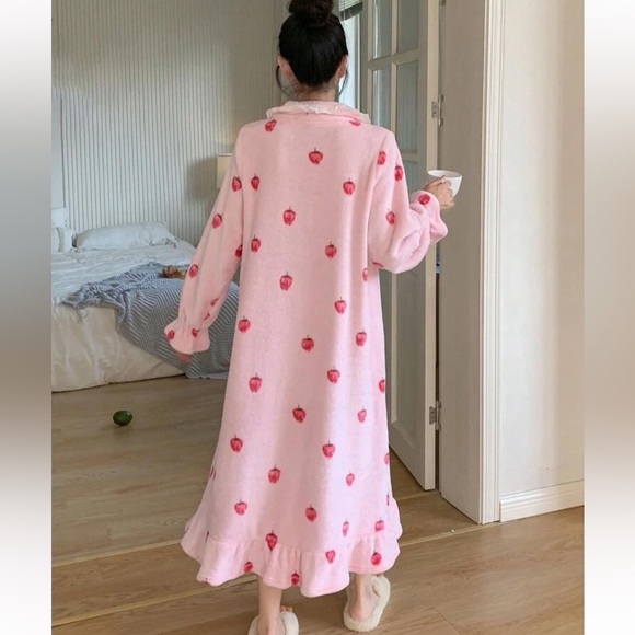 Dazy Strawberry Pattern Lace Trim Ruffles Hem Night Dress size Medium - Picture 2 of 7